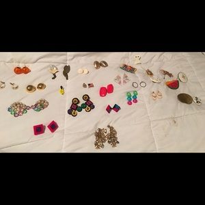 Beautiful lot of 20+ vintage costume earrings +++
